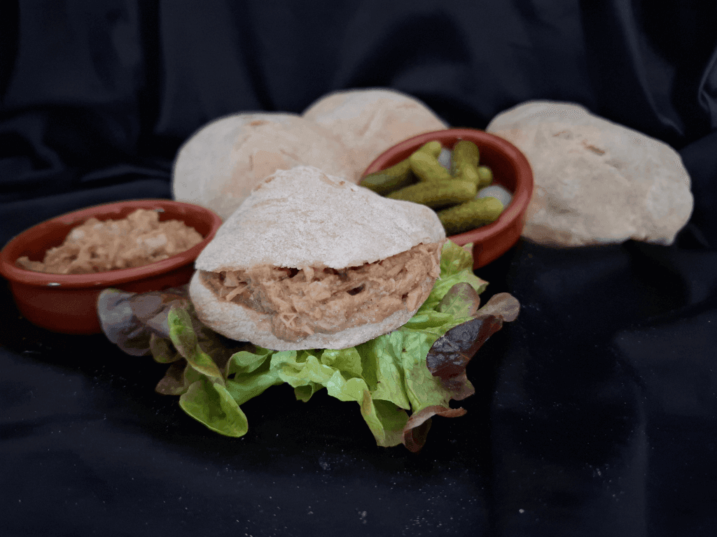 Fouée artisanale chaude garnie de rillettes du terroir, spécialité traiteur Le Croquinou en Anjou.