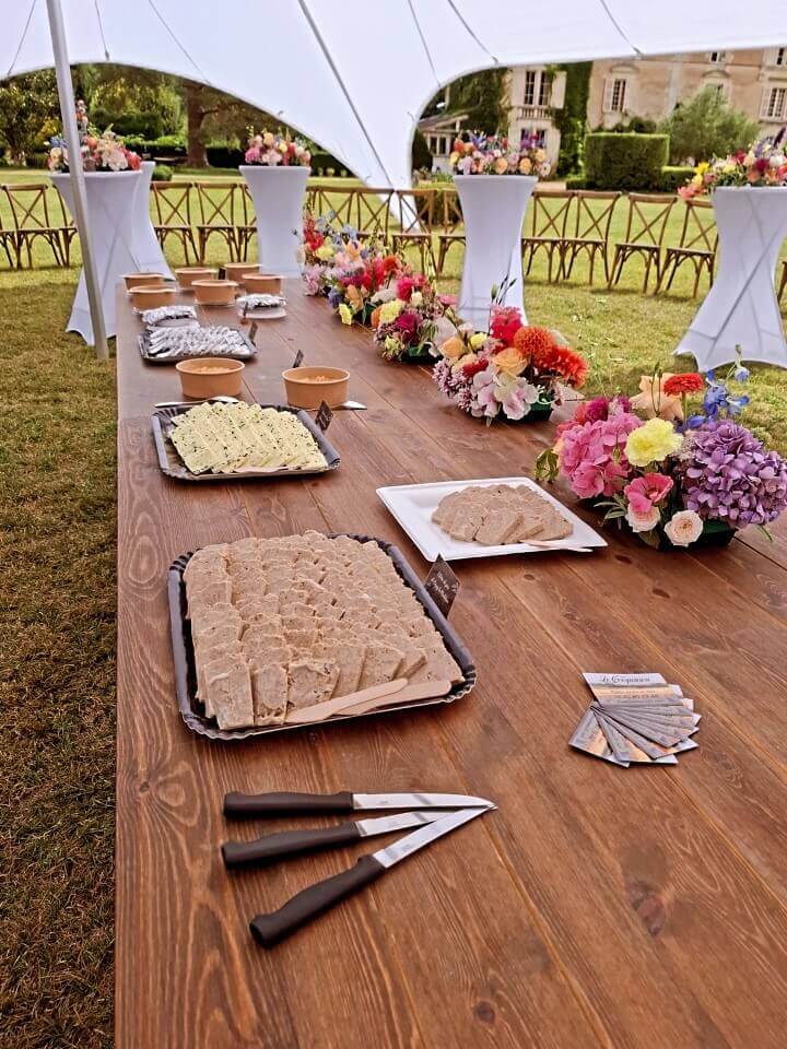 Buffet traiteur Le Croquinou avec assortiment de garnitures artisanales pour fouées chaudes.